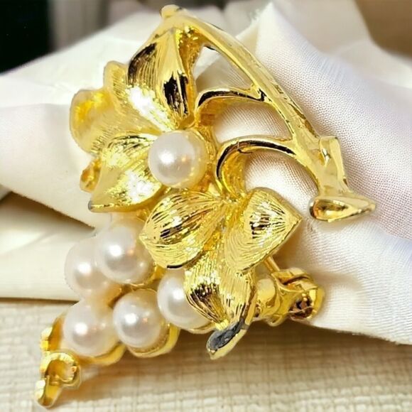 Lisner Leaf Grape Brooch Clustered Imitation White Pearls Gold Tone Finish Vtg - Picture 2 of 10
